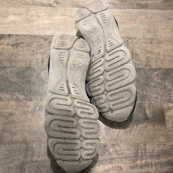 Super comfy black everyday sneakers - Picture 3 of 6